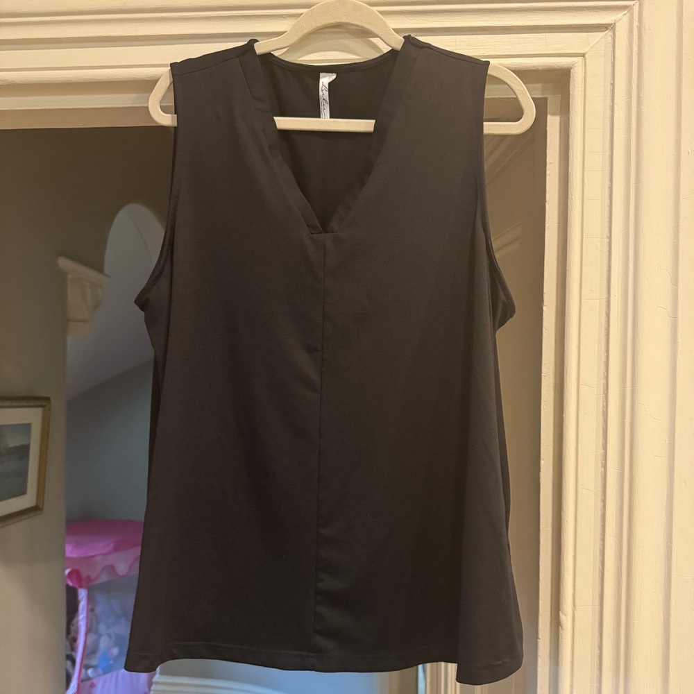 TAILORED BLACK SLEEVELESS V NECK
LULU - B